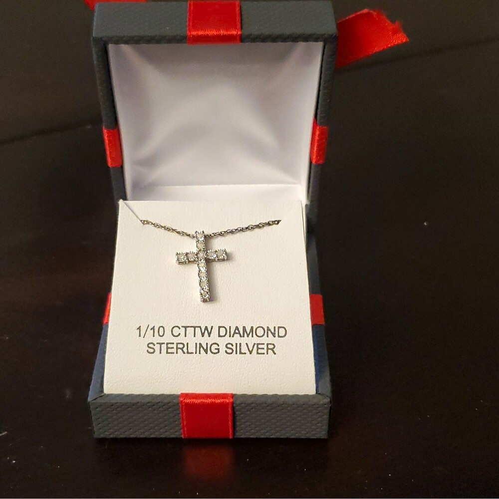 925 Sterling Silver 1/10 CTTW White Diamond Cross Pendant Cable Necklace